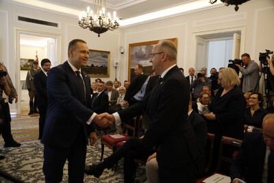 Uroczystość wręczenia not identyfikacyjnych. Na zdj. Prezydent elekt RP dr Karol Nawrocki, prezes IPN (L) i dr hab. Karol Polejowski (P), wiceprezes IPN – Warszawa, 24 lipca 2025. Fot. Krzysztof Kapłon (IPN)