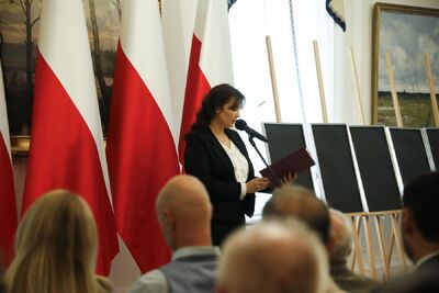Uroczystość wręczenia not identyfikacyjnych. List Prezydenta RP Andrzeja Dudy odczytała Katarzyna Pawlak–Mucha, Podsekretarz Stanu w KPRP  – Warszawa, 24 lipca 2025. Fot. Krzysztof Kapłon (IPN)