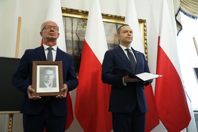 Uroczystość wręczenia not identyfikacyjnych. Na zdj. Prezydent elekt RP dr Karol Nawrocki, prezes IPN (P) i dr hab. Krzysztof Szwagrzyk,  wiceprezes IPN, dyrektor Biura Poszukiwań i Identyfikacji IPN (L) – Warszawa, 24 lipca 2025. Fot. Krzysztof Kapłon (IPN)
